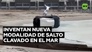 Captan aparatoso salto clavado en el mar desde un todoterreno