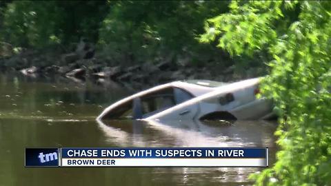 Police chase robbery suspects into Milwaukee River