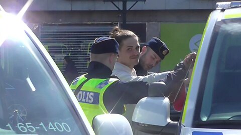 Johannes Frennesson omhändertagen av polis vid manifestation för Frihet och Sanning i Malmö