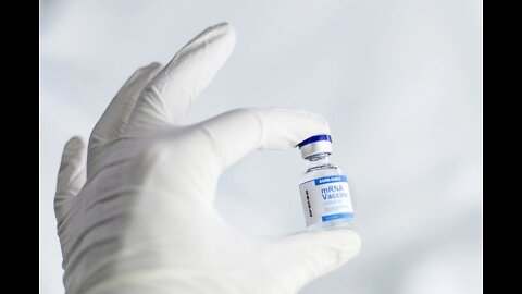 Pharmazeut behauptet: „Jeder Mensch, der sich impfen lässt, nimmt an einer klinischen Studie teil“