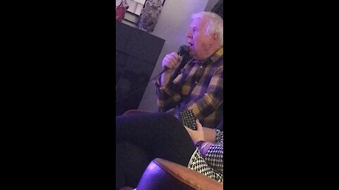 Grandpa beautifully sings opera classic on karaoke machine