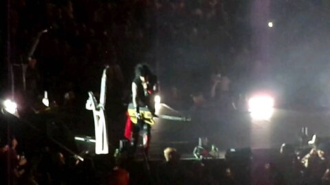 Vince Neil introduces Nikki Sixx to St.Louis Crowd #stadiumtour 2022