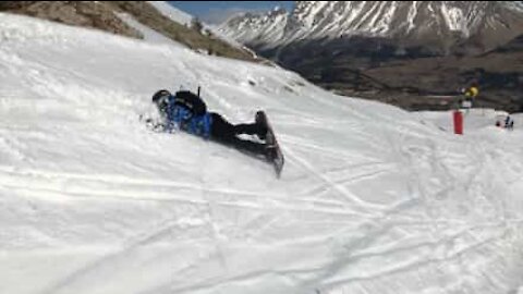 Esquiador cai na neve como uma raposa