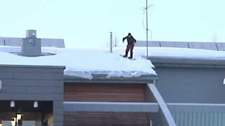 Snowboarder transforma telhado em rampa!