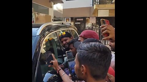 Varun Dhawan Ke Saat Selife ke liye Fans Hue Pagal