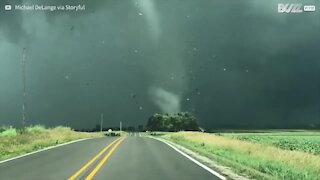 Uomo guida nel mezzo di un tornado