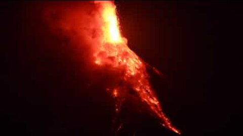 Vulcano Mayon durante un'eruzione notturna