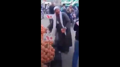 ►🚨▶◾️🇮🇱⚔️🇵🇸 Egyptian fruit seller tossing oranges onto Gaza aid trucks heading to the Gaza Strip
