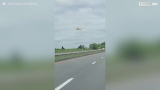 Avião faz pouso de emergência em plena rodovia!