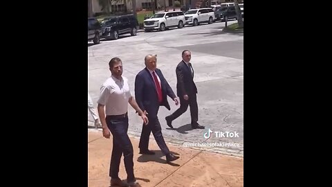 TRUMP❤️🇺🇸🥇GREETED BY LOYAL PATRIOTS AT MAR~A~LAGO💙🇺🇸🏅🏰⭐️