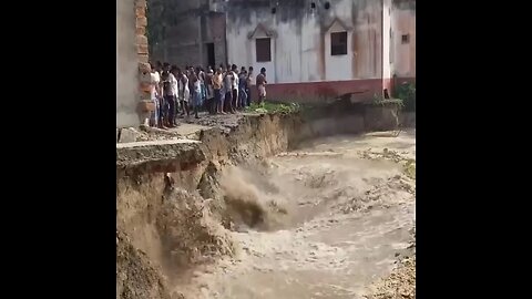 😳 7 minutes of scary flash flood on camera 🙀