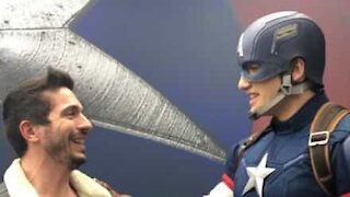 Cet homme est très excité à l'idée de voir Captain America