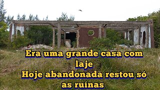 Era uma grande casa com laje no litoral perto do mar hoje só resta as ruínas de uma casa abandonada