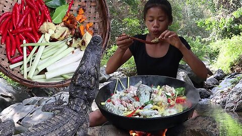 FINDING AND MEET CROCODILE FOR FOOD - CATCH AND COOK CROCODILE FOR SURVIVAL FOOD IN JUNGLE 🐊🐊🐊