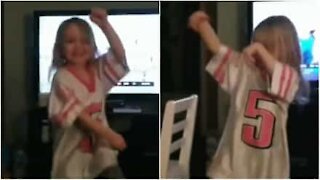 Cette petite fan des Eagles nous montre sa danse de la victoire!