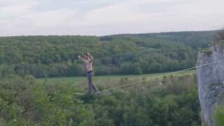 Har du nogensinde set nogen lave en 'moonwalk' over en slackline?