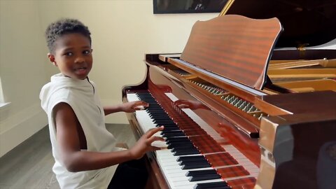 Russell & Ciara's Son Future Plays Piano For Mommy! 🎹