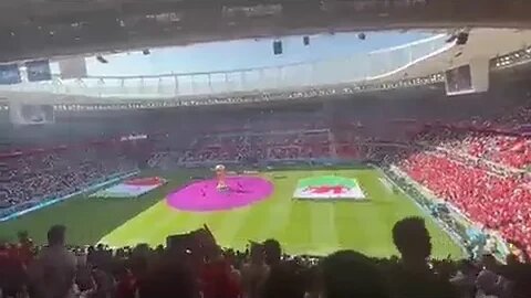 Iranianos vaiando o hino nacional no início da partida entre Irã e País de Gales na Copa do Mundo.