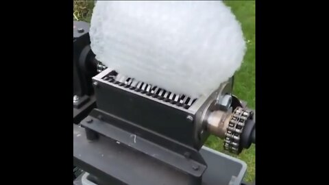 Satisfying video of destorying bubble wrap