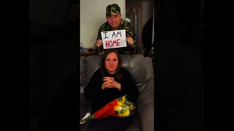 He surprised his mom in the cutest way ❤