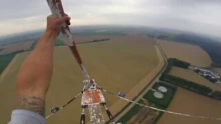 Base jump da un'antenna a 160 metri d'altezza