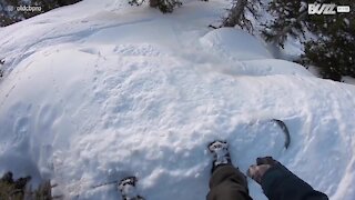 La descente terrifiante d'un snowboardeur