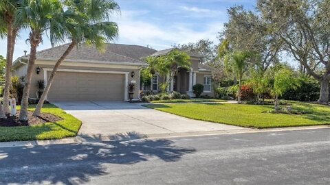 8006 PLANTERS KNOLL TERRACE, BRADENTON, FL Presented by Jill Thomas.