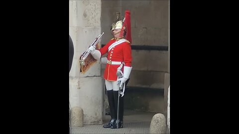 King's guard playes the trumpet Jesus is coming #horseguardsparade