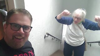Man encourages elderly mother to climb the stairs in priceless fashion