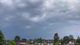 Rara formação de nuvens arcus são filmadas em timelapse
