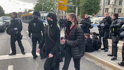 Spaltung innerhalb der Polizei Macht ihr ein bissel mit oder was , Blockade Montagsdemo 03 10 22