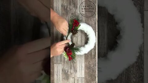 Christmas Faux Fur Wreath - Shorts - Christmas DIY