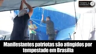 Manifestantes patriotas são atingidos por tempestade em Brasília