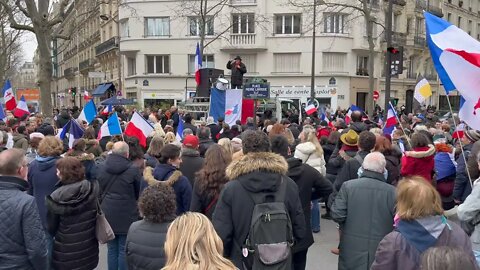 Manifestation contre le pass vaccinal Place Pierre Laroque à Paris le 12/03/2022 - Vidéo 2