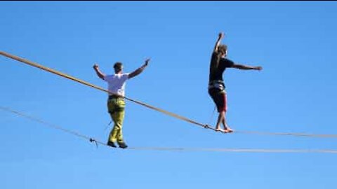 Il réussit un salto sur une slackline, au-dessus du vide