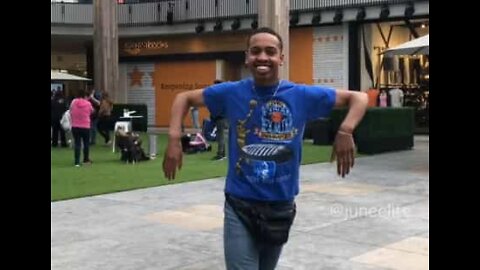 Homem faz dança viral "Jaywalk" em um shopping