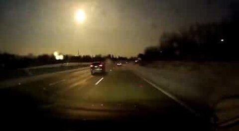 Meteor på vei mot jorden blir filmet fra en bil i Michigan, USA