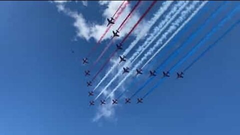 Des avions ont peint le drapeau français dans le ciel londonien