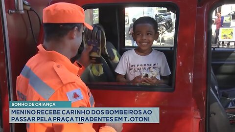 Sonho de criança: Menino recebe carinho dos Bombeiros ao passar pela Praça Tiradentes em T. Otoni.