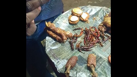 Chop the shrimp.চিংড়ি চপ।