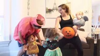 Gravid mor viser frem sine beste halloween-moves