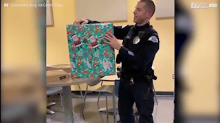Policial recebe presente de natal emocionante