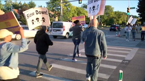 Sherman Park residents promote pedestrian safety in curbside campaign