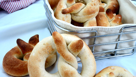 How to make homemade soft pretzels