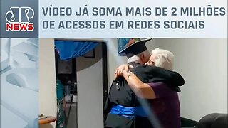 Idoso viraliza ao ir até mãe, de 97 anos, usando beca e com diploma em MG