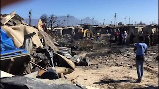 SOUTH AFRICA - Cape Town - Vrygrond Fire (Video) (gfx)