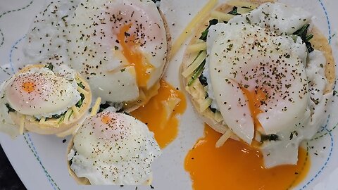 Easy Poached Eggs With Spinach On The Muffins : poached eggs