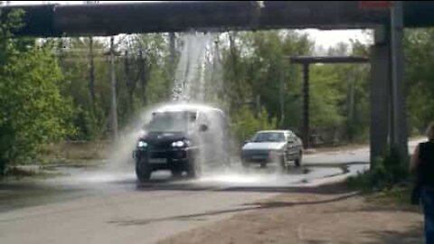 Des automobilistes profitent d'une fuite pour nettoyer leurs voitures
