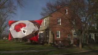 Browns superfan flies Browns superflag ahead of playoff game against the Chiefs