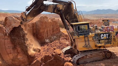 Huge Caterpillar 6040 Excavator Loading Hitachi EH3500 Dumpers